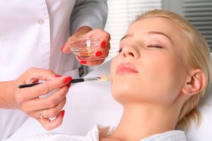 Що таке пілінг обличчя? Види пілінгу